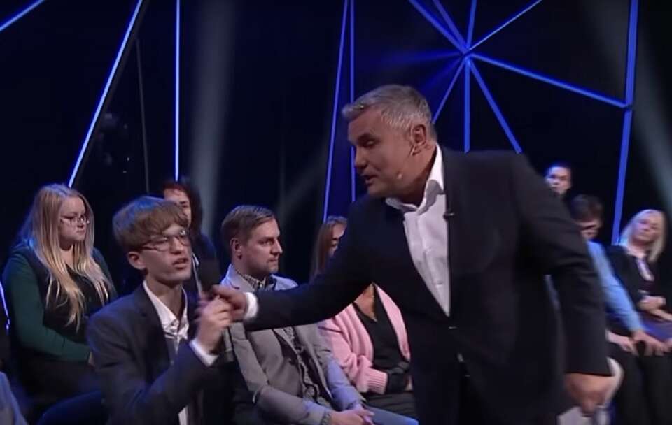 Prowadzący program "Bez retuszu" Marek Czyż wyrywa mikrofon działaczowi Konfederacji / autor: YouTube/ TVP Info Publicystyka (screen)