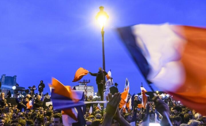 Ulica francuska świętuje, odpowiedź rynków na wygraną Macrona jest skromna, fot. Pap/EPA Christophe Petit Tesson