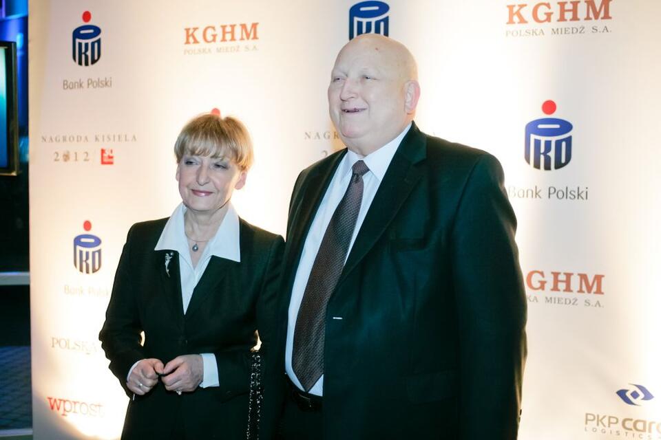 Józef Oleksy z żoną pozują na tle logotypów sponsorów. Gala Nagród Kisiela za 2012 rok. Fot. wPolityce.pl