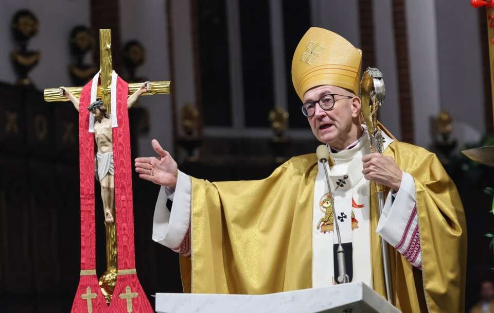Metropolita warszawski abp. Adrian Galbas w czasie uroczystość Zmartwychwstania Pańskieg. / autor: PAP/Albert Zawada