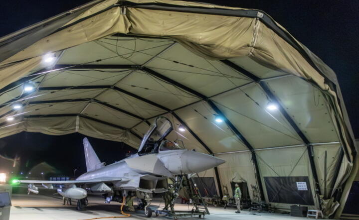 Brytyjski myśliwiec Typhoon na lotnisku na Cyprze przygotowany do lotu nad Jemen / autor: PAP/EPA/SGT LEE GODDARD/BRITISH ROYAL AIR FORCE