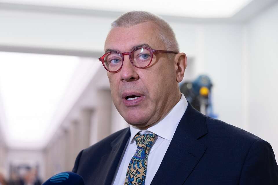 Jak rozmyć aferę? Giertych dowcipkuje o "mordach na pacjentach"