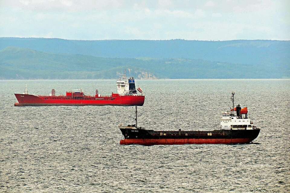 Frachtowce na wodzie / autor: pixabay.com