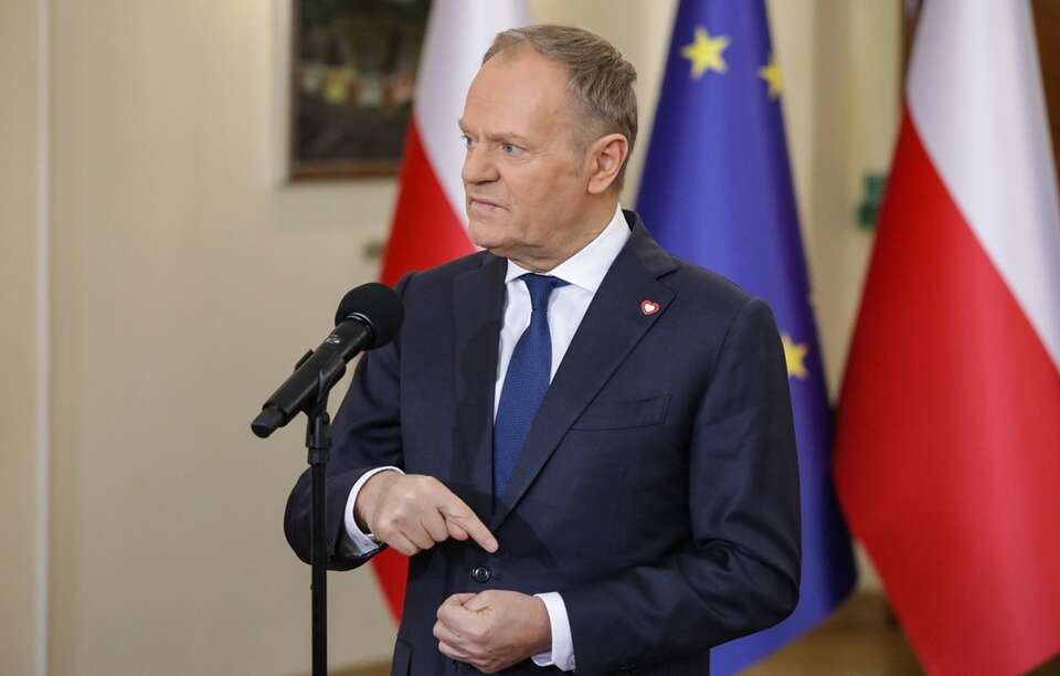 Donald Tusk atakował Zbigniewa Ziobrę za to, że ten korzysta z prawa do azylu na Węgrzech. / autor:  PAP/Tomasz Gzell