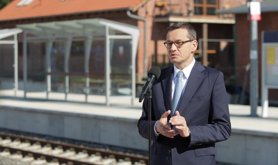 Premier Mateusz Morawiecki na dworcu kolejowym w Szczytnie / autor: PAP/Tomasz Waszczuk