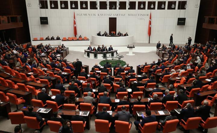 na nadzwyczajnej sesji parlamentu Turcji deputowani zatwierdzili wysłanie ekspedycji / autor: PAP/EPA/STR