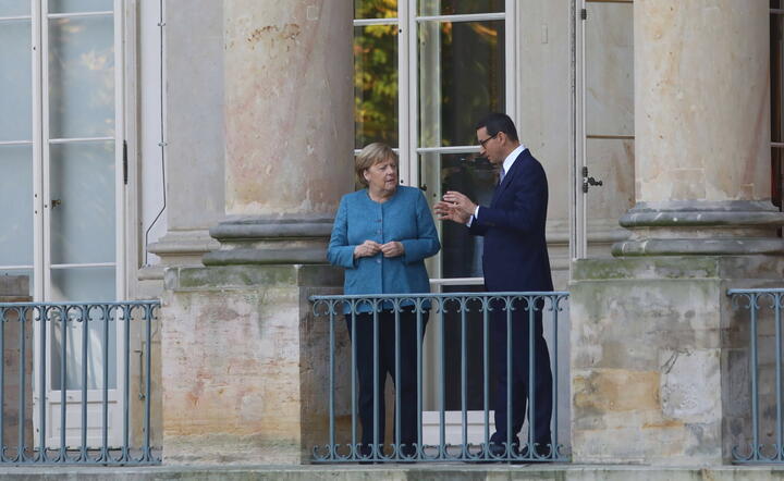 Prezes Rady Ministrów Mateusz Morawiecki (P) oraz kanclerz Republiki Federalnej Niemiec Angela Merkel (L) / autor: PAP/Rafał Guz