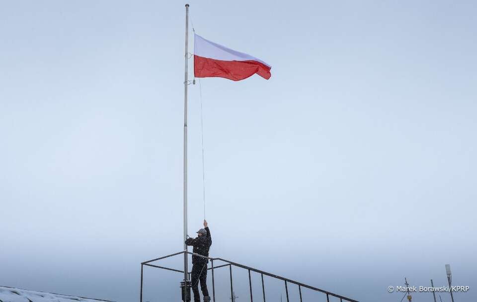 Uroczysta zmiana flagi powiewającej nad Pałacem Prezydenckim  / autor: Marek Borawski/KPRP