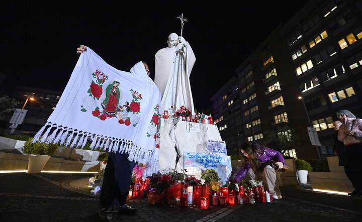 Przed Kliniką Gemelli trwają modlitwy o zdrowie dla papieża Franciszka / autor: PAP/EPA/RICCARDO ANTIMIANI