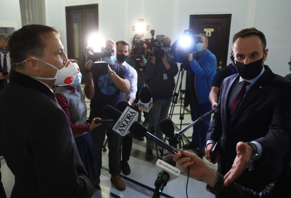 Wiceminister aktywów państwowych, poseł PiS Janusz Kowalski oraz poseł Parlamentu Europejskiego Radosław Sikorski / autor: PAP/Rafał Guz