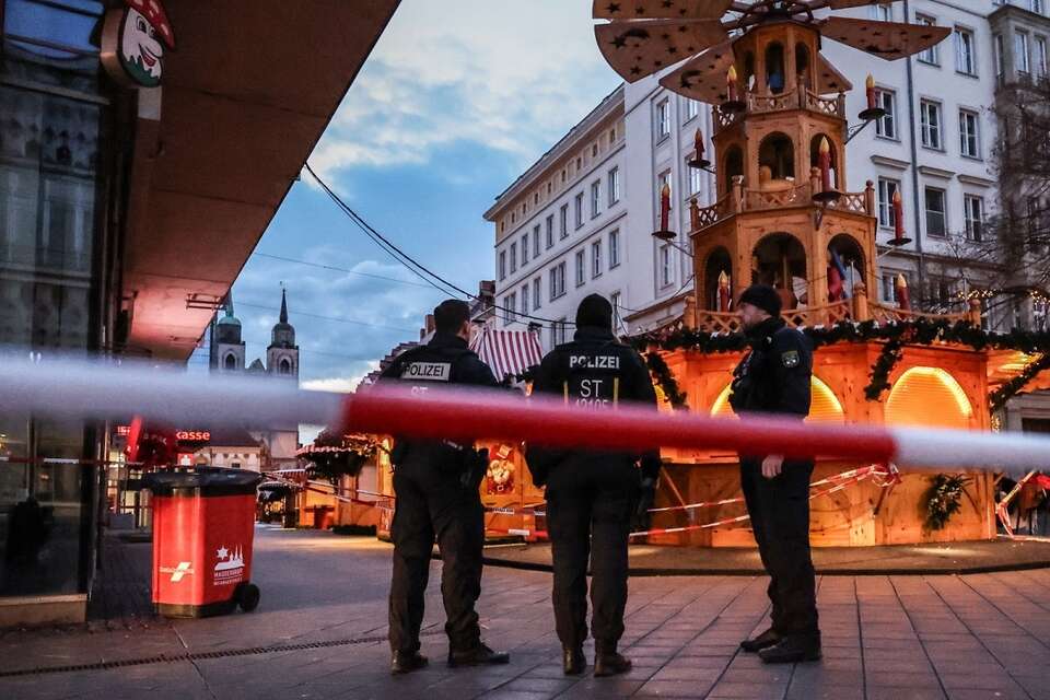 Patrol policyjny obok jarmarku bożonarodzeniowego w Magdeburgu / autor: PAP/EPA