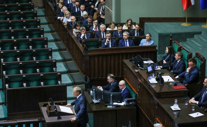 Premier Donald Tusk przemawia na sali obrad Sejmu w Warszawie, 11 bm. Premier Tusk przedstawia w Sejmie wniosek o wotum zaufania dla rządu / autor: PAP/Rafał Guz