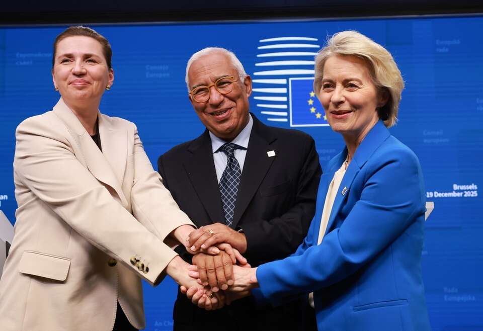 Premier Danii Mette Frederiksen (po lewej), przewodniczący Rady Europejskiej Antonio Costa (w środku) i przewodnicząca Komisji Europejskiej Ursula von der Leyen (po prawej) pod koniec szczytu Rady UE w Brukseli w Belgii / autor: PAP/EPA