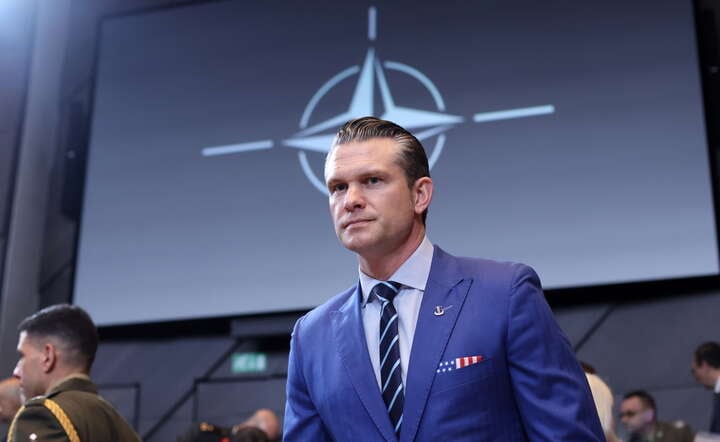 Sekretarz obrony USA Pete Hegseth na szycie NATO w Brukseli / autor: PAP/EPA/OLIVIER HOSLET