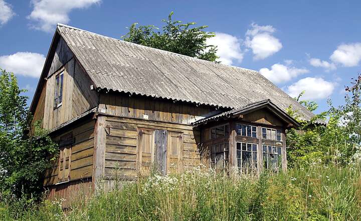 Eternit wciąż pokrywa tysiące dachów na polskiej wsi – przy obecnym tempie jego usuwanie potrwa ponad sto lat / autor: Pixabay