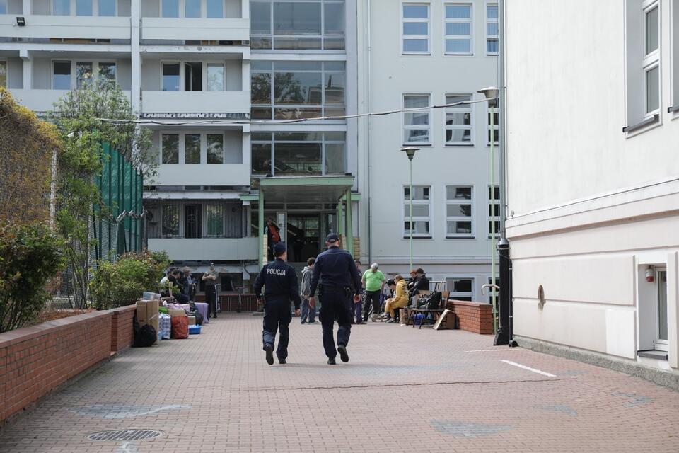 Pracownicy ochrony przed siedzibą szkoły, działającej przy ambasadzie Rosji w Warszawie / autor: PAP/Albert Zawada