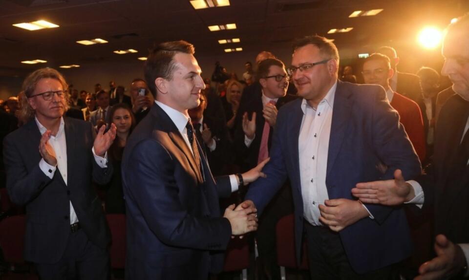 Nowo wybrany przewodniczący Nowoczesnej Adam Szłapka (C) podczas konwencji partii podsumowującej wyniki wyborów parlamentarnych / autor: PAP/Wojciech Olkuśnik