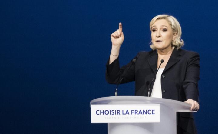 Marine Le Pen przemawia na wiecu wyborczym w Paryżu 1 maja, fot. PAP/EPA/ETIENNE LAURENT