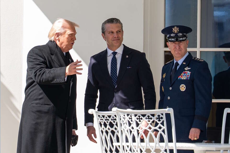 Na zdjęciu prezydent USA Donald Trump oraz szef Pentagonu Pete Hegseth / autor: PAP/EPA