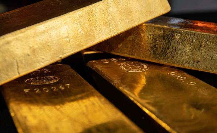 Ewentualne podwyżki stóp procentowych głównych banków centralnych mogą odciągać kapitał z rynku złota. Nz. sztaby złota ze skarbca NBP / autor: materiały prasowe NBP