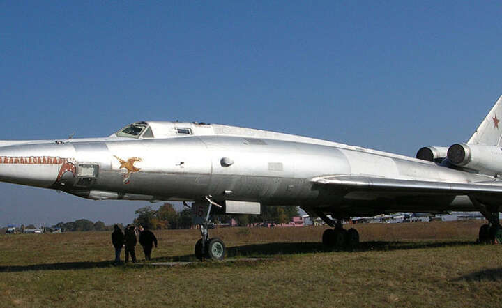 Bombowiec Tu-22 w starszej wersji, w części muzealnej bazy lotniczej Engels w Rosji, zdjęcie z 2006 roku / autor: Alexander Chebanenko (User:Candid) Русский:  Александр Чебаненко (User:Candid), CC BY-SA 3.0 <http://creativecommons.org/licenses/by-sa/3.0/>, via Wikimedia Commons