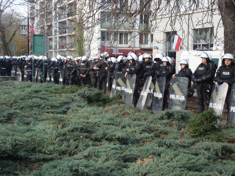 Oddział policji zabezpiecza lewacka manifestację. Fot. wPolityce.pl
