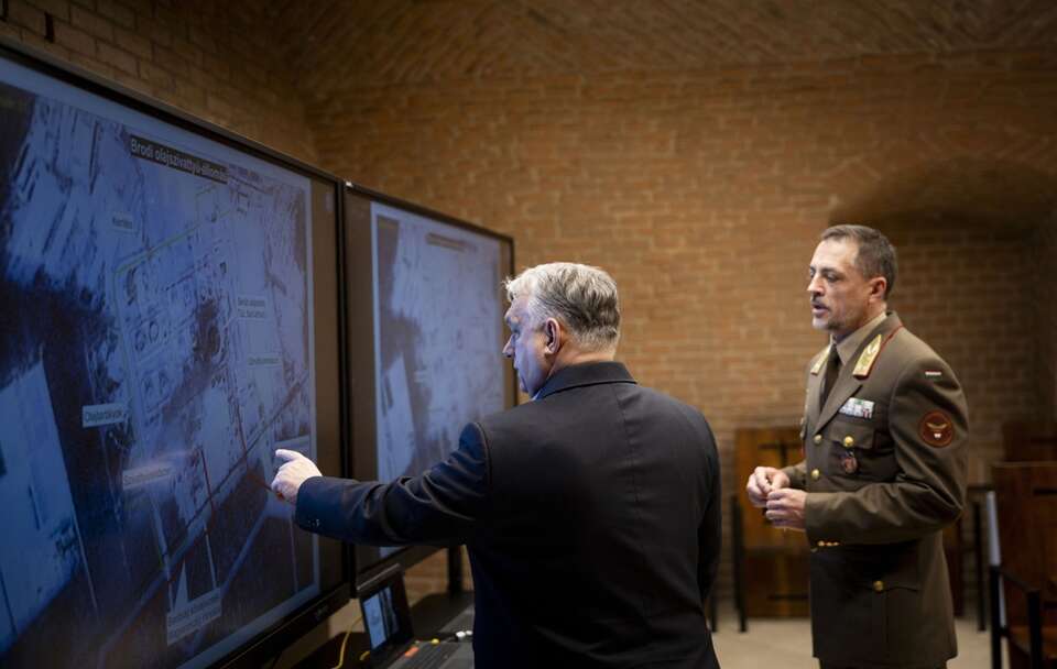 Według Orbana zdjęcia satelitarne potwierdzają, że rurociąg Przyjaźń jest sprawny. / autor: . EPA/Hungarian PM's General Department of Communication/Zoltan Fische / PAP/EPA