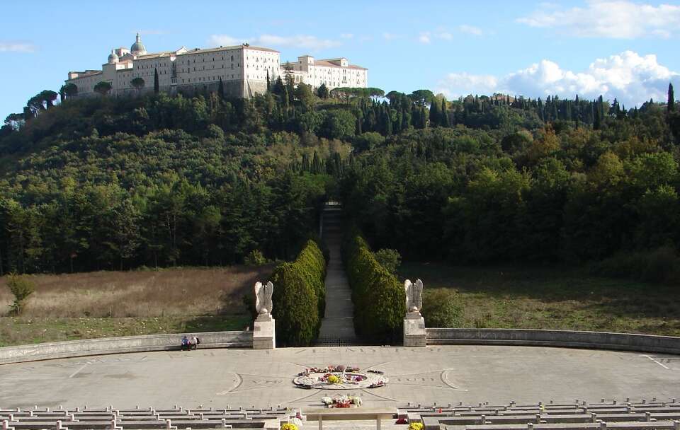 Brak kwiatów na Monte Cassino. "Skandaliczna sytuacja"