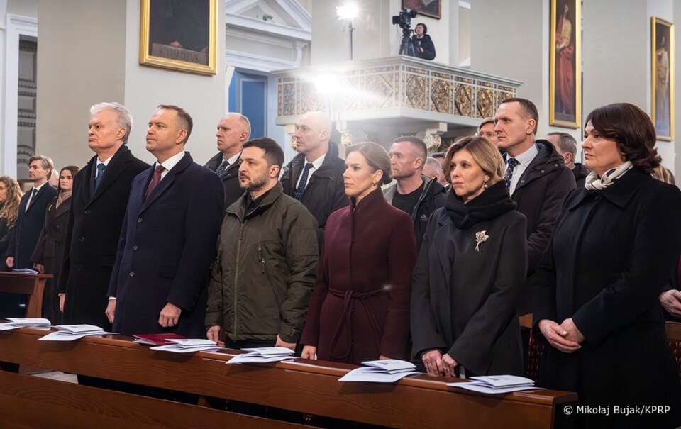 Prezydenci Gitanas Nauseda, Karol Nawrocki i Wołodymyr Zełenski wraz z małżonkami na Mszy Świętej w Archikatedrze Wileńskiej / autor: Mikołaj Bujak/KPRP