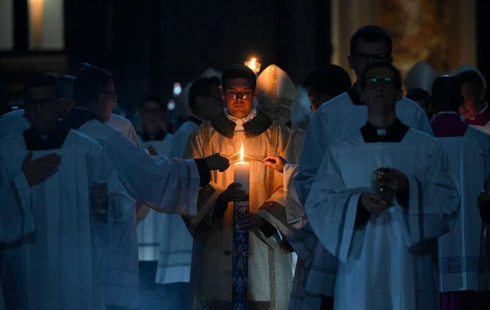 Liturgia wigilii paschalnej, podczas której dorośli neofici przyjmują chrzest  / autor: Vatican Media