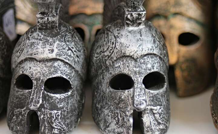 Repliki ochronnych kasków używanych przez greckich wojowników / autor: Pixabay