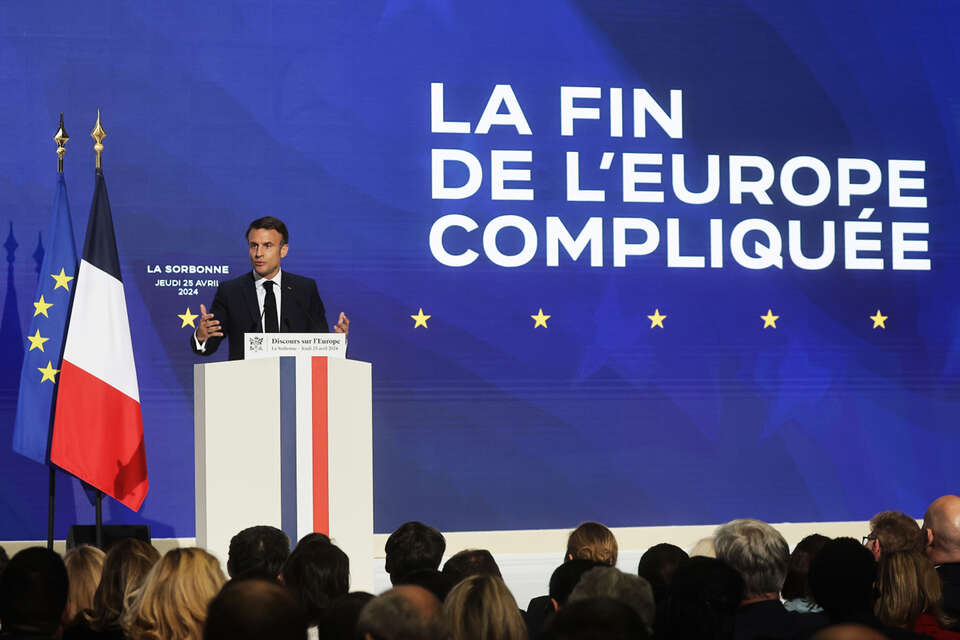 Przemówienie prezydenta Francji Emmanuela Macrona na Sorbonie w Paryżu / autor: PAP/EPA/CHRISTOPHE PETIT TESSON / POOL