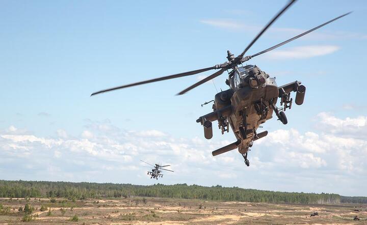 Śmigłowce Apache w trakcie lotu ćwiczebnego / autor: Pixabay