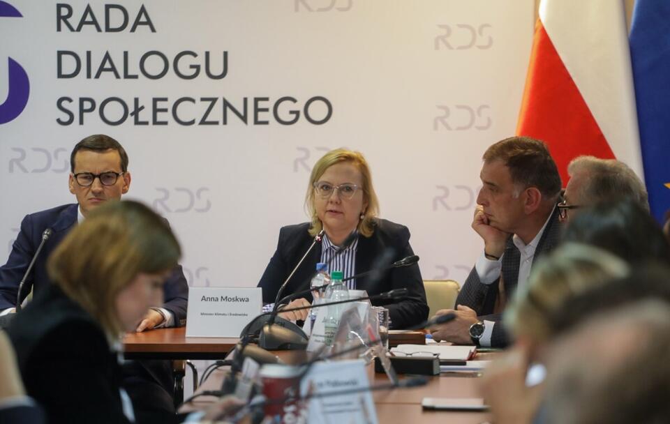 Premier Mateusz Morawiecki i Minister klimatu i środowiska Anna Moskwa podczas posiedzenia Rady Dialogu Społecznego / autor: PAP/Albert Zawada