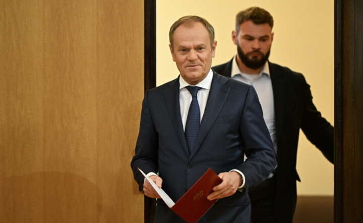 Premier Donald Tusk (L) podczas konferencji prasowej po posiedzeniu rządu / autor: PAP/Radek Pietruszka