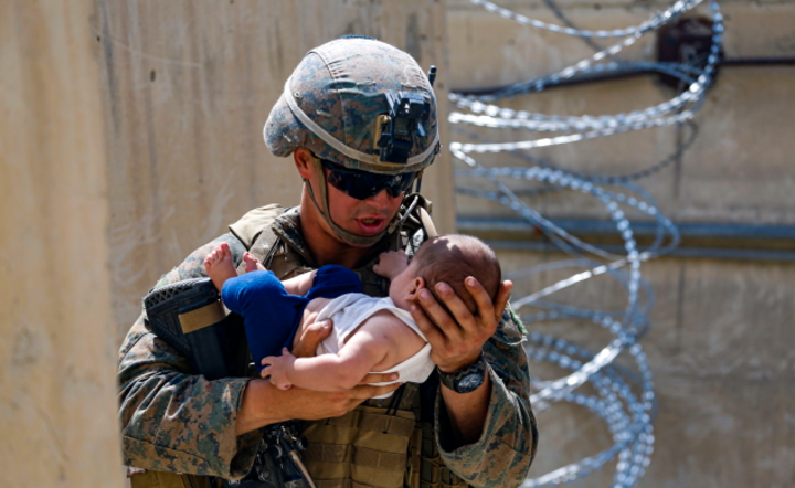 Żołnierz piechoty morskiej USA  podczas ewakuacji na międzynarodowym lotnisku w Kabulu. / autor: PAP/EPA/U.S. Marine Corps/Lance Cpl. Nic