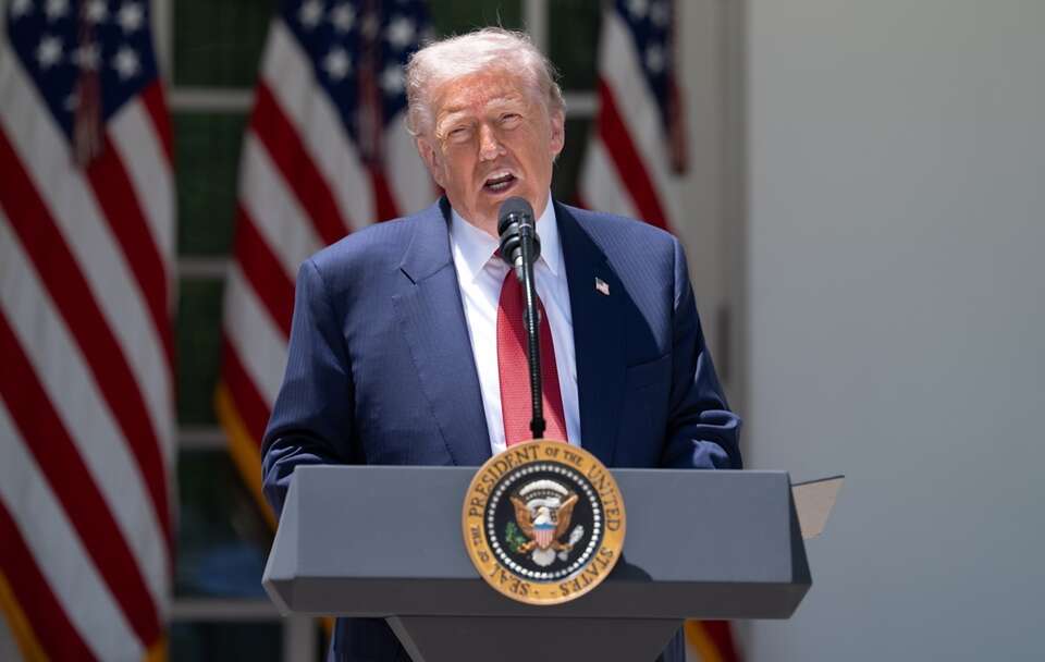 Trump ogłasza trzydniowy rozejm między Rosją i Ukrainą / autor:  EPA/AARON SCHWARTZ / POOL Dostawca: PAP/EPA.