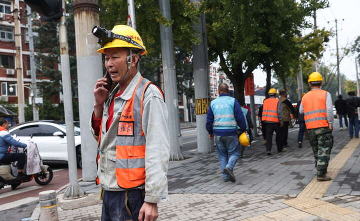 Chiński robotnik na ulicy w Pekinie / autor: PAP/ EPA/WU HAO