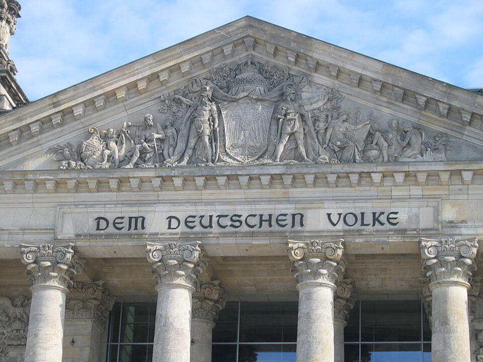 Wikipedia: Napis na Reichstagu - siedzibie niemieckiego parlamentu: "Niemieckiemu ludowi"