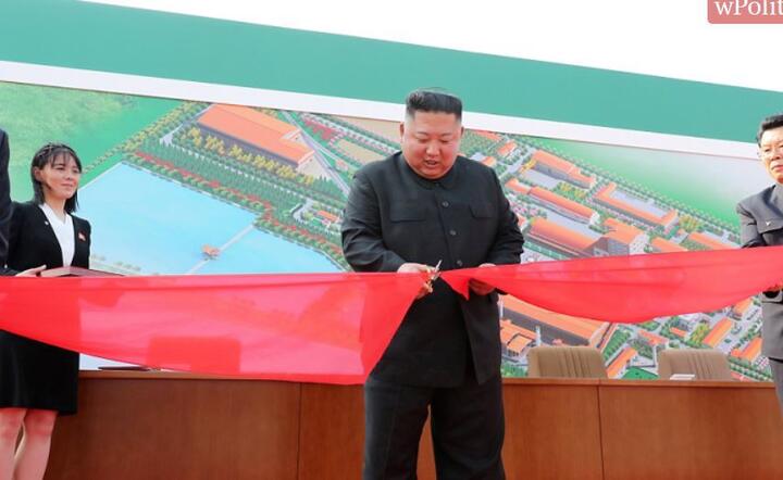 Kim Dzong Un przeciął wstęgę podczas inauguracji działalności fabryki nawozów fosforowych w Sunchon. / autor: PAP/EPA/KCNA
