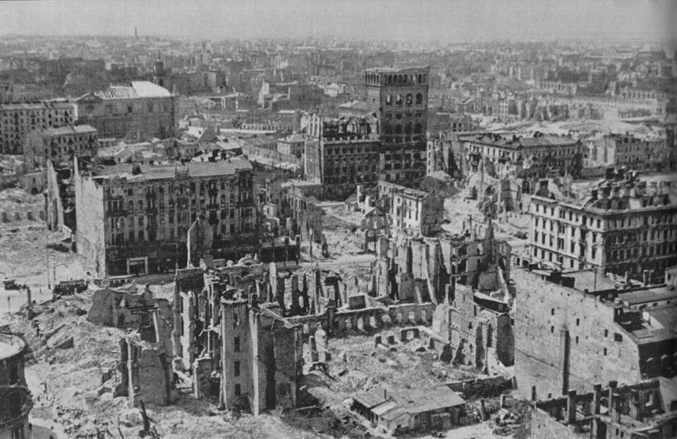 Zniszczone budynki PAST-y widziane z Hotelu Warszawa w Warszawie / autor: Domena publiczna