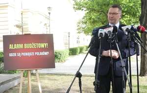 Wiceprezes PiS Przemysław Czarnek podczas konferencji prasowej przed siedzibą KPRM w Warszawie. / autor: PAP/Tomasz Gzell