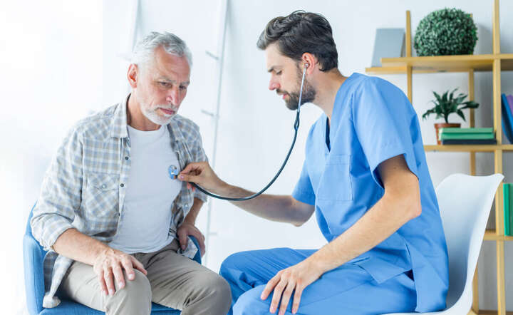 Wśród mężczyzn połowa dni absencji chorobowej przypadała na osoby w wieku 40-59 lat..  / autor: Freepik