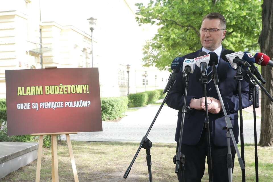 Wiceprezes PiS Przemysław Czarnek podczas konferencji prasowej przed siedzibą KPRM w Warszawie. / autor: PAP/Tomasz Gzell