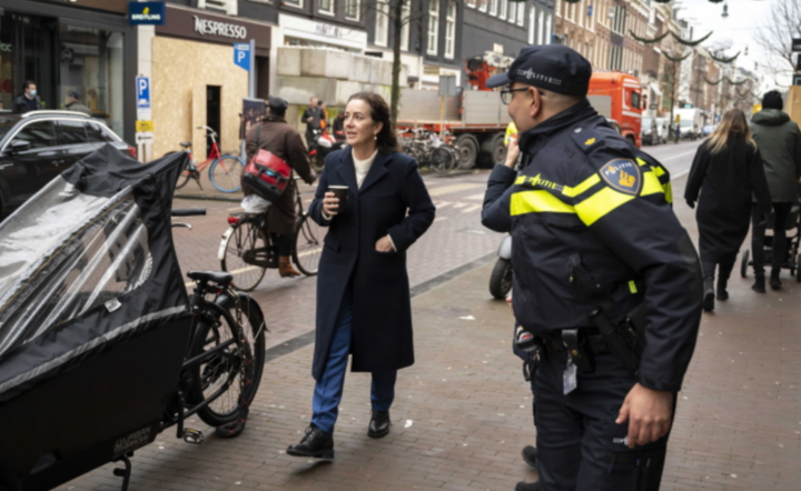 Burmistrz Amsterdamu Femke Halsema (L) na zabarykadowanej PC Hooftstraat, ulicy drogich marek, 27 stycznia 2021 r.  / autor: PAP/EPA/EVERT ELZINGA