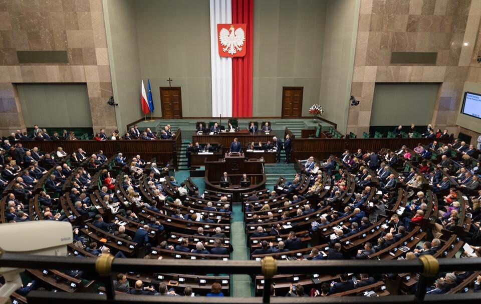 SONDAŻ. PiS na czele! Bardzo dobry wynik Trzeciej Drogi