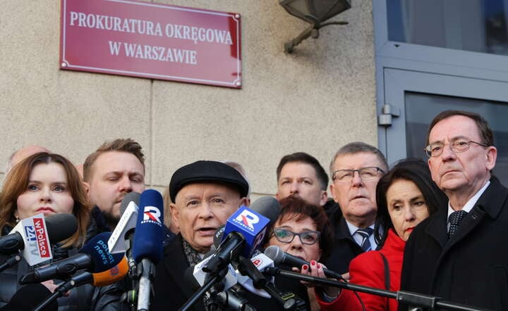 Prezes PiS Jarosław Kaczyński (C) wśród polityków ugrupowania podczas konferencji prasowej przed siedzibą Prokuratury Okręgowej w Warszawie / autor: PAP/Paweł Supernak