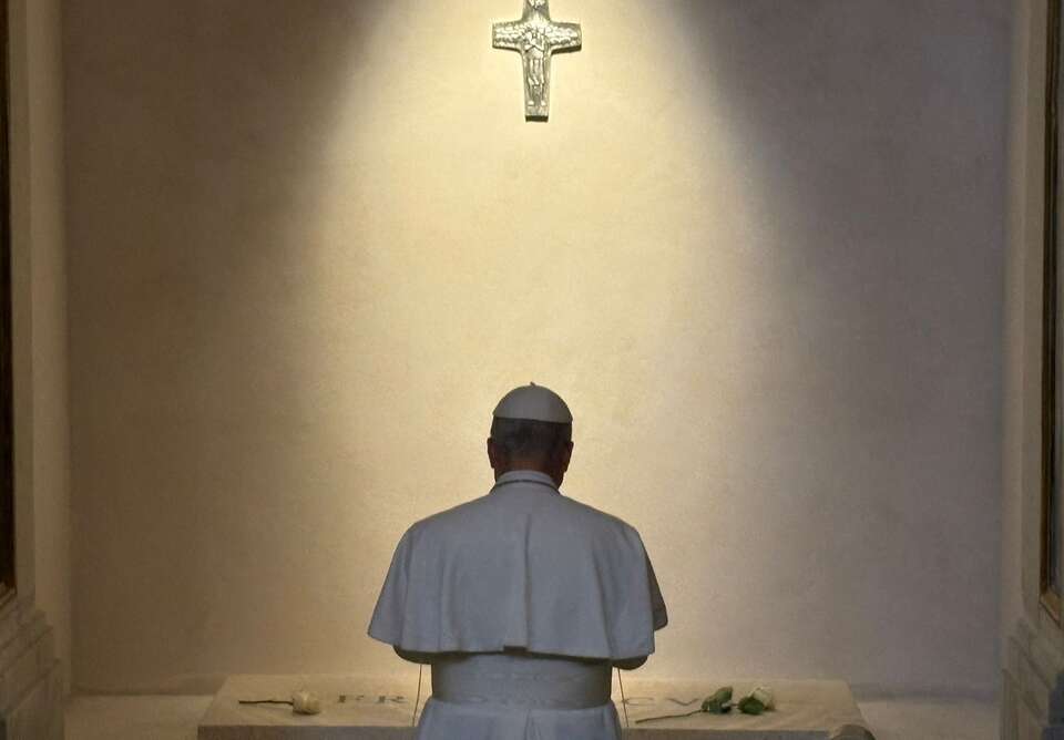 Papież Leon XIV modli się przy grobie Franciszka / autor: Vatican News