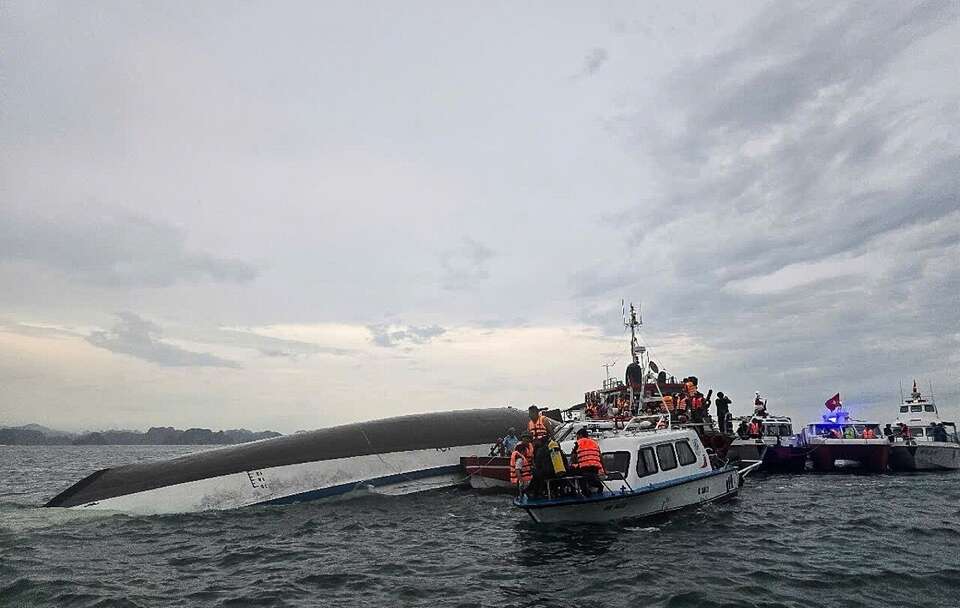 Statek wywrócił się do góry dnem / autor: PAP/EPA/VIETNAM NEWS AGENCY/HANDOUT