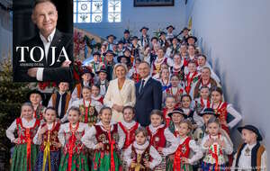 Andrzej Duda i Agata Kornhauser-Duda w Pałacu Prezydenckim z zespołem regionalnym „Zbójnicek” z Zębu / autor: KPRP